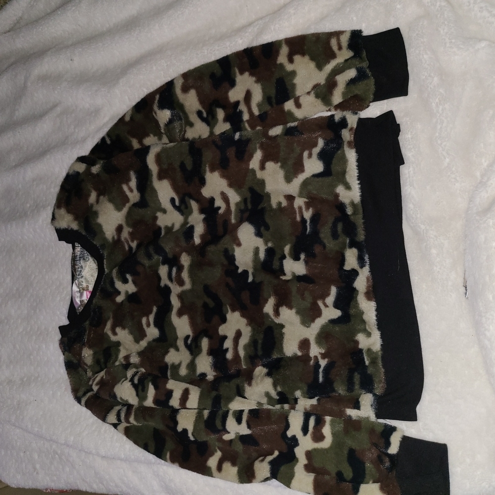No Boudaries Size XXL Cozy Teady Bear Soft Camo Sweater